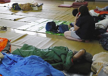 佐賀県大町町の避難所で過ごす人たち＝２９日午後