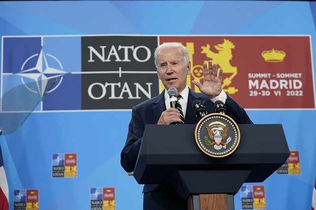 NATO首脳会議の最終日に記者会見するバイデン大統領＝6月30日、マドリードで（AP）
