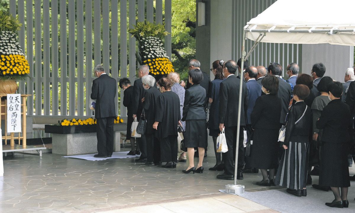 千鳥ケ淵戦没者墓苑拝礼式後、納骨堂で手を合わせる遺族や関係者ら