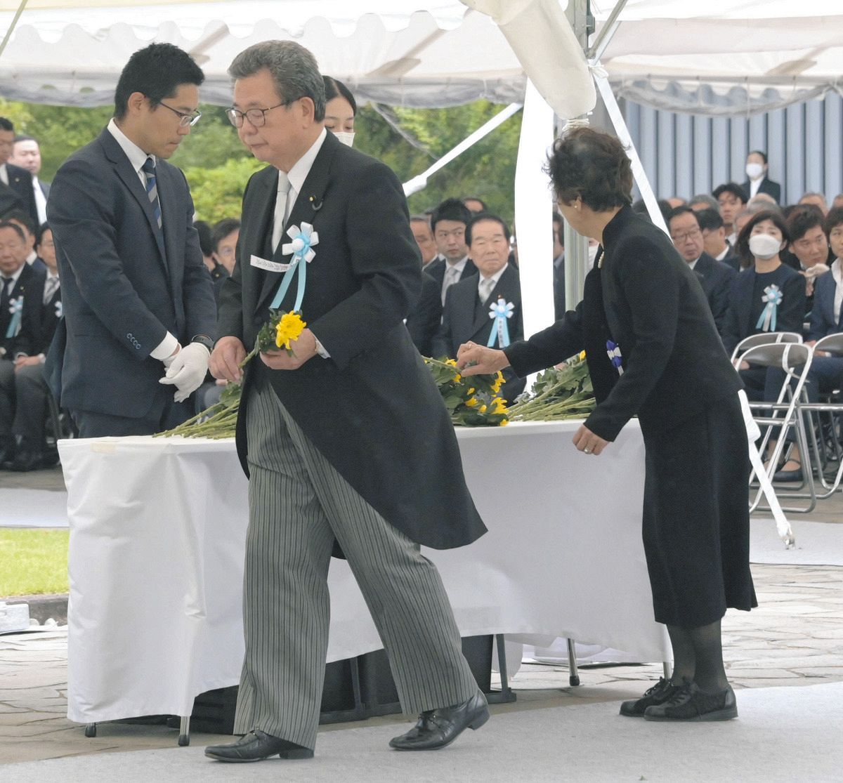 千鳥ケ淵戦没者墓苑拝礼式で献花に向かう遺族代表（手前）