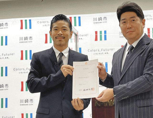 福田市長（右）から委嘱状を受け取った松本さん＝市役所で 