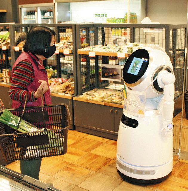 買い物客と応対するロボットアンバサダー＝秩父市のじばさん商店で
