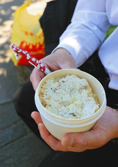 鳥の餌にもされる砕米がぎっしりとつまった弁当箱＝いずれも東京都内で