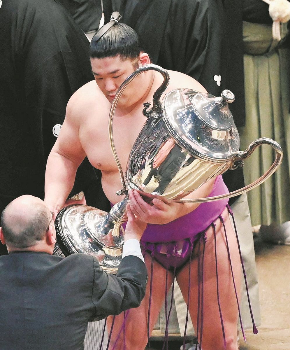 110年ぶりの新入幕優勝を果たし、賜杯を受け取る尊富士