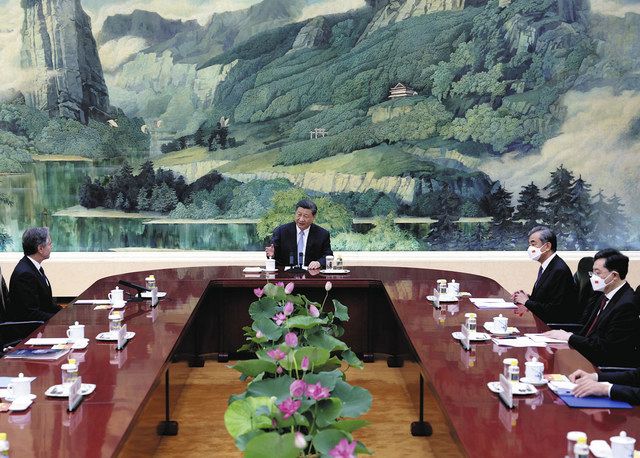北京の人民大会堂で19日、習近平国家主席（中）と会談する米国のブリンケン国務長官ら（左）＝新華社・AP
