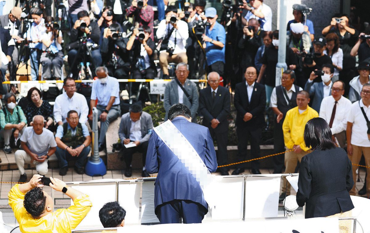 衆院選が公示され、聴衆に頭を下げる候補者＝東京都内で（一部画像処理）