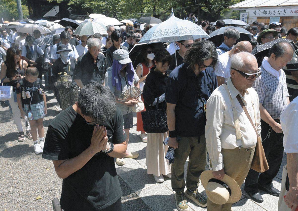 終戦80年、8月15日の靖国神社は参拝2時間待ちの大行列 「自国の利益 終戦80年、8月15日の靖国神社は参拝2時間待ちの大行列 「自国の利益