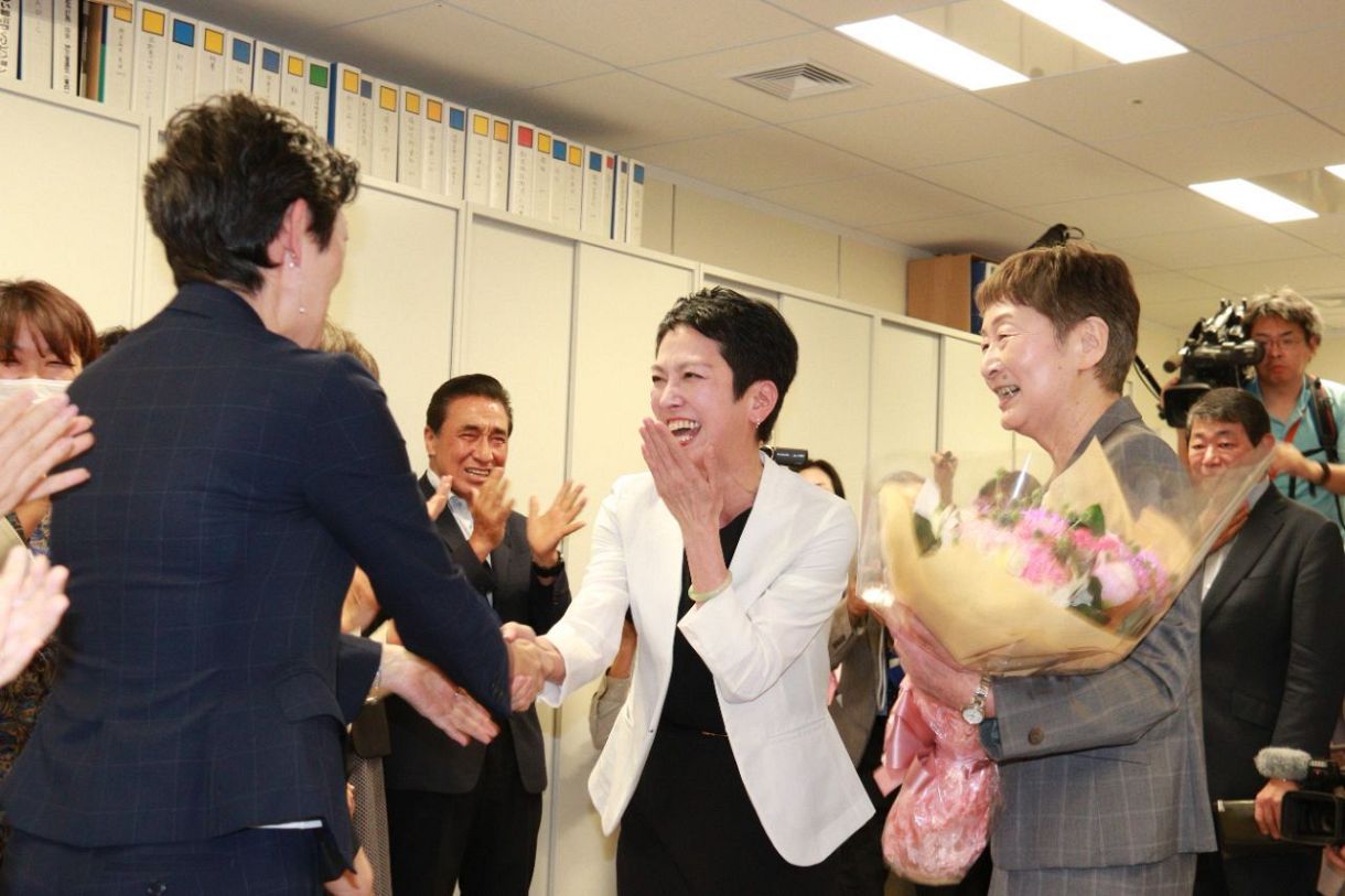 都議らと談笑する蓮舫氏㊥