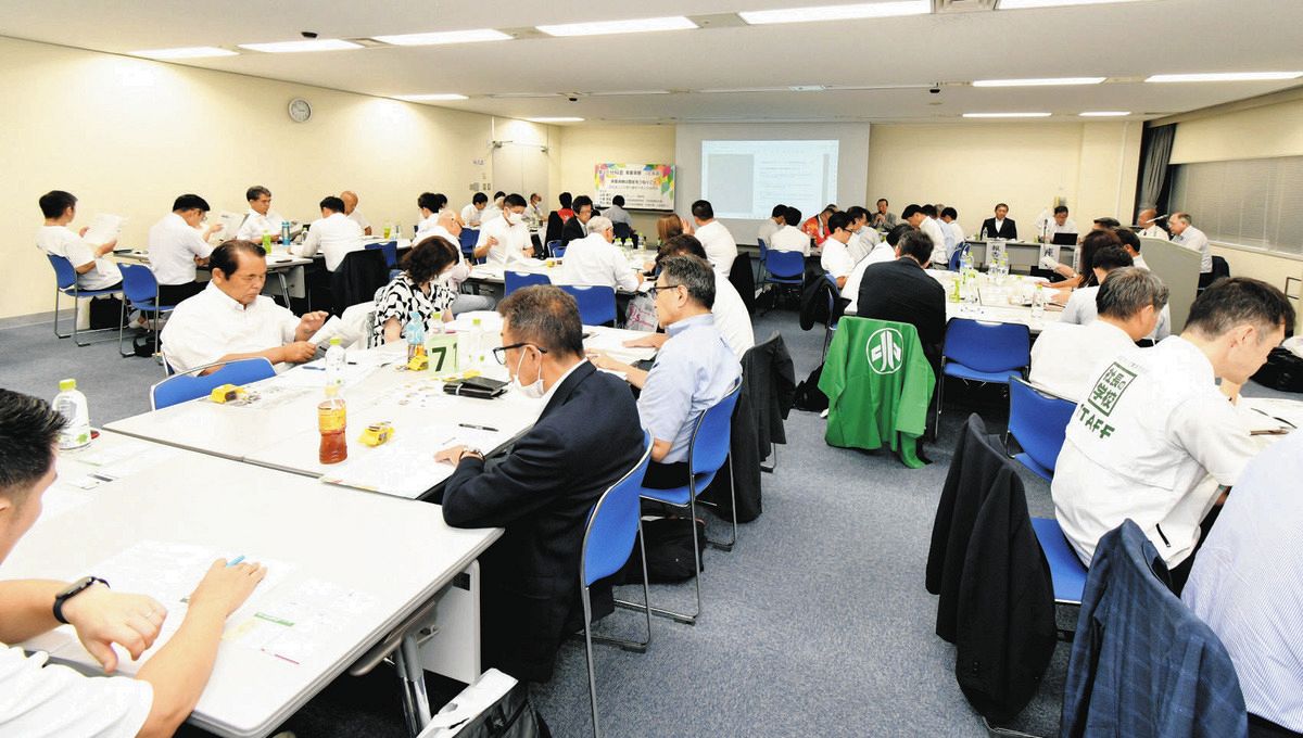 事業承継の勉強会で議論する中小企業家同友会の経営者ら=さいたま市内で(同会提供)