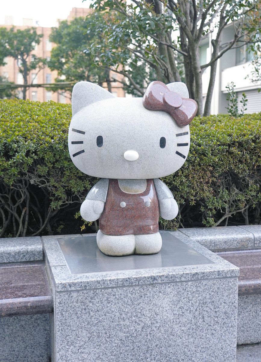 キティちゃんの石像 TOKYO 映えSPOT＞千代田・フコク フレンドリー フォレスト おとぎ話の