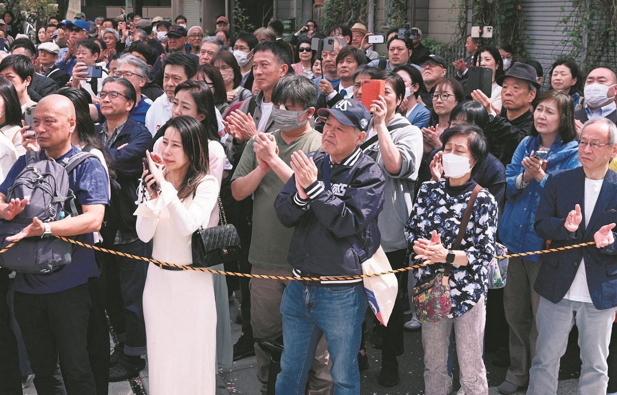 衆院東京15区の補欠選挙が告示され、街頭演説に集まった人たち＝4月16日、東京都江東区で