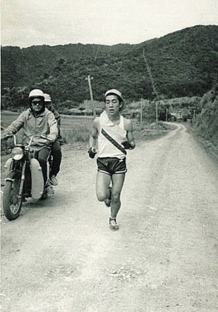 マラソン選手になる夢を抱いていた高校時代の泉二弘明さん（銀座もとじ提供）