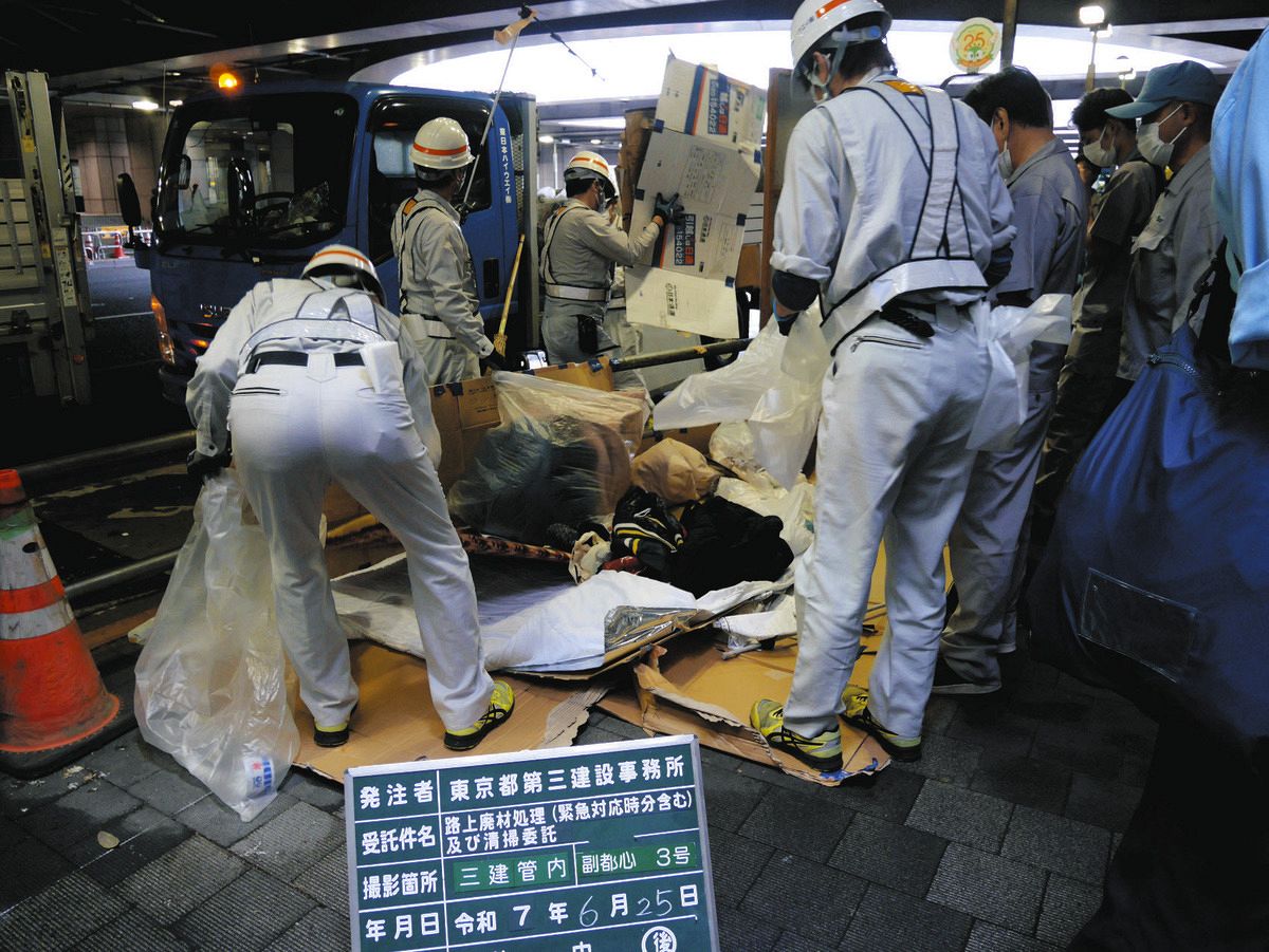 路上生活者の段ボールハウスを破壊、廃棄…新宿の現場に残された 