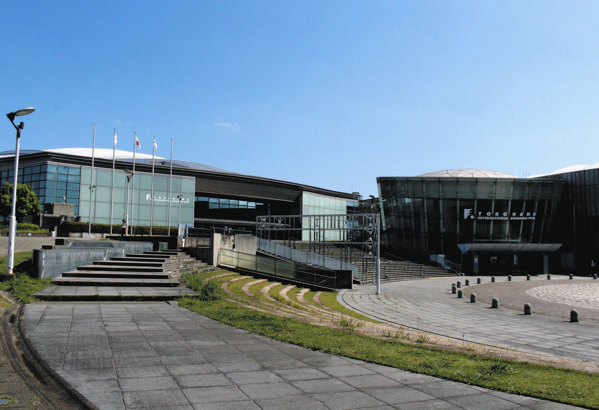 横浜国際プールのメインアリーナ（左奥）とサブプール（右端）の入り口＝いずれも横浜市都筑区で
