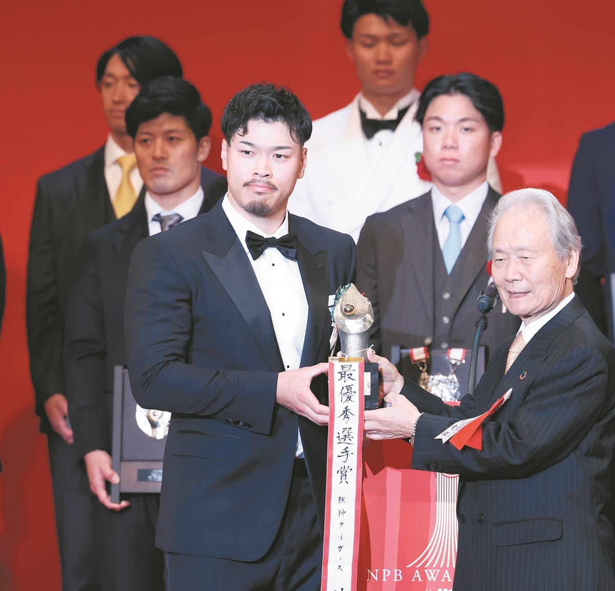 MVPはサトテル、タキシード姿を見せたかった相手は？ 阪神がアワーズ 