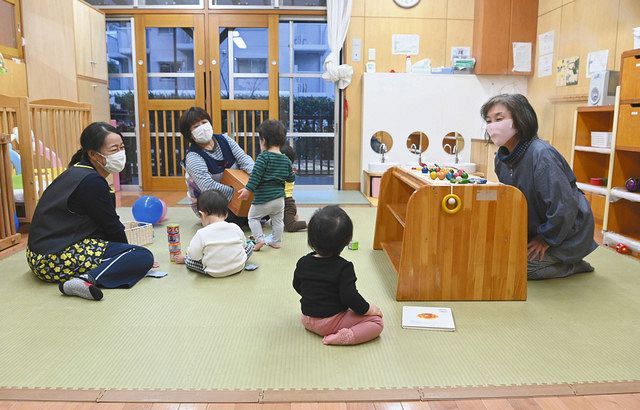 保育士と遊ぶ園児たち＝東京都板橋区で