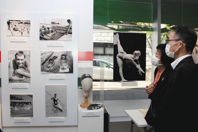 １９６４年東京五輪に参加したハンガリー選手団の写真などが展示された企画展＝いずれも港区で