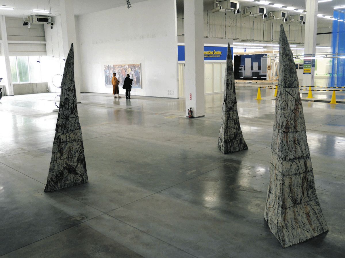 スーパーマーケット「らしさ」を生かした作品？ 跡地で開催中の美術展