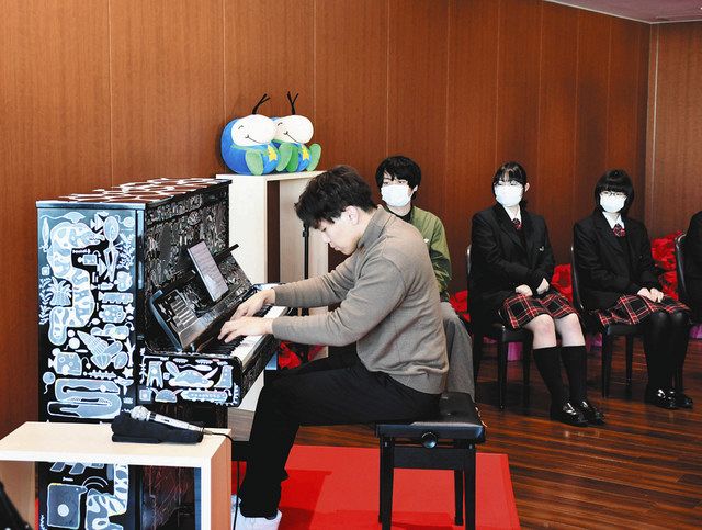 波音バックに弾いてみよう 海ほたる に常設ストリートピアノ アーティスト植草さんと木更津総合生がデザイン 東京新聞 Tokyo Web