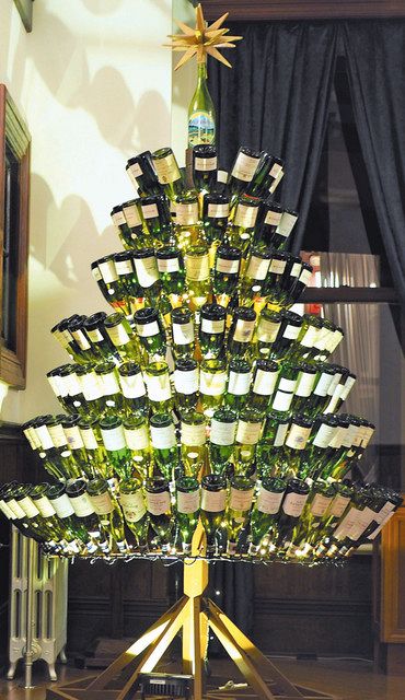 ワインボトル200本でクリスマスツリー 箱根「富士屋ホテル」：東京新聞