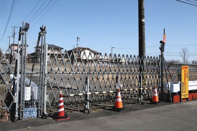 鉄柵に囲われ空き地も目立つ住宅地＝福島県富岡町で
