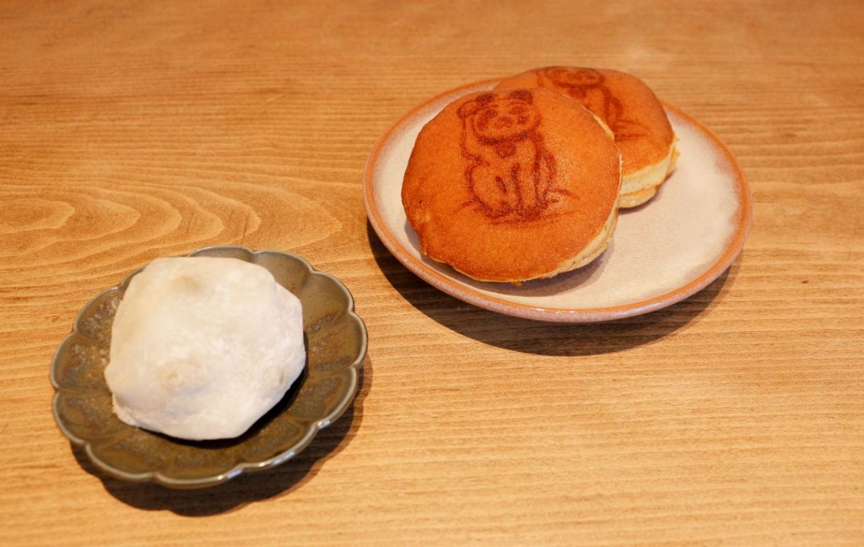 （左）「青豆大福」（190円税抜）（右）「招き猫どら」（200円税抜）