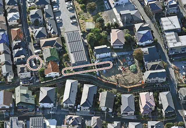東京外かく環状道路工事現場付近の空撮写真。だ円部分は地中に空洞が確認されたおおよその位置。左の円は陥没現場＝４日午後、本社ヘリ「おおづる」から