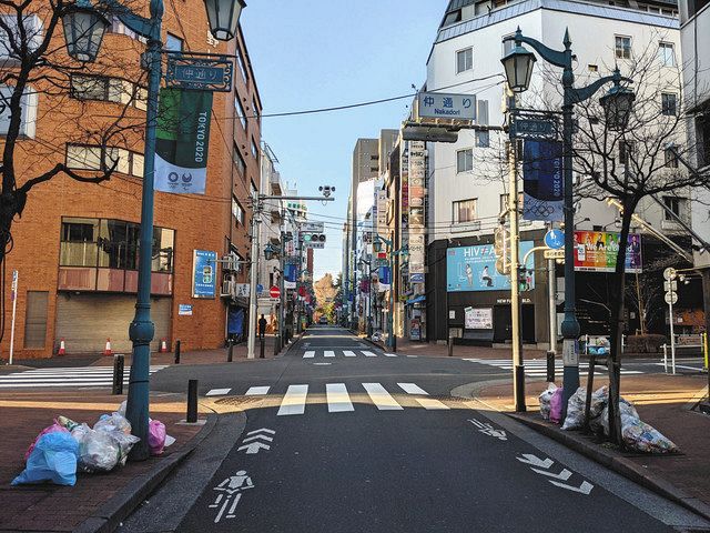 日曜朝の新宿２丁目のメーン通り。以前よりだいぶごみが減ったという