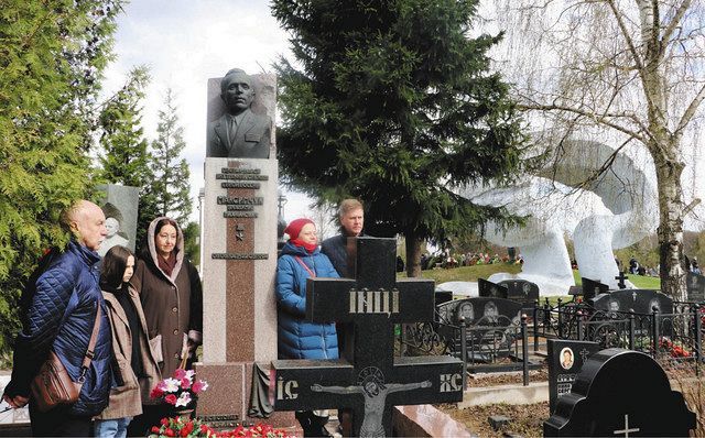 ４月２６日、ウラジーミル氏の墓に参った娘マリアさん（右から２人目）と妻リュドミラさん（同３人目）＝小柳悠志撮影
