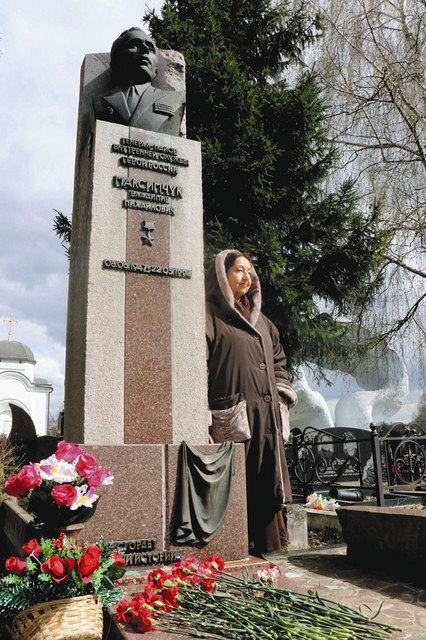 ４月２６日、ウラジーミル氏の墓の横に立つリュドミラさん＝小柳悠志撮影