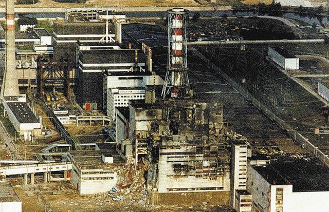 １９８６年４月に爆発したチェルノブイリ原発４号機＝同原発提供