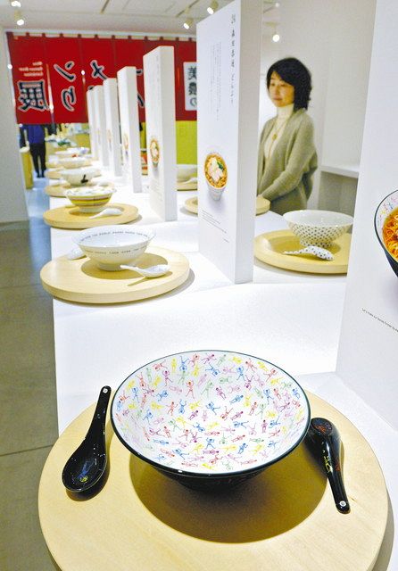 美濃焼のラーメン丼展で紹介された横尾忠則さんがデザインした作品（手前）。ユニークなラーメン丼が並んだ＝東京都内の百貨店で（川上智世撮影）
