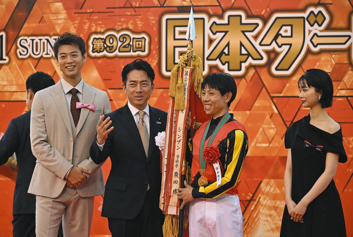 世界に1枚? 激レア 小泉 進次郎 クッション カバー 小泉 米 自民党 備蓄 応募が殺到」小泉進次郎大臣 SNSで備蓄米→1日で令和4年産