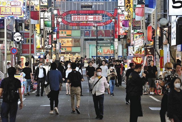 これも「三密の道」？多くの人たちが行き交う新宿・歌舞伎町
