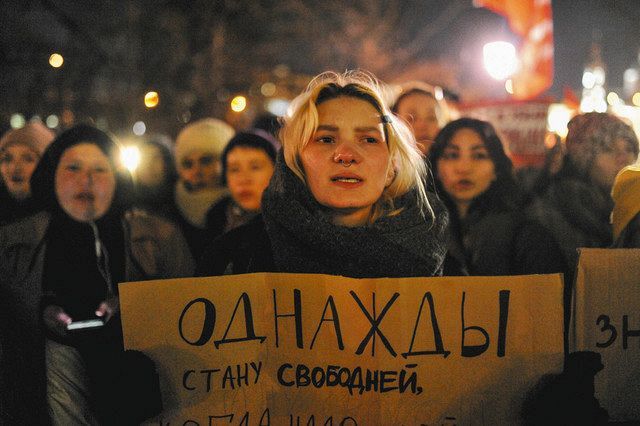 モスクワで２０１９年１１月、「いつか自由になる」と書かれたプラカードを持ち、ＤＶ対策法の整備を求めてデモを行う女性たち＝モスクワ通信社提供
