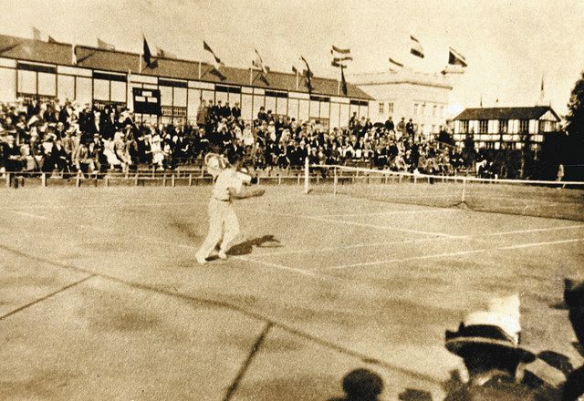 １９２０年のアントワープ五輪テニスの男子シングルスを戦う熊谷一弥（手前）（日本テニス協会テニスミュージアム委員会提供）