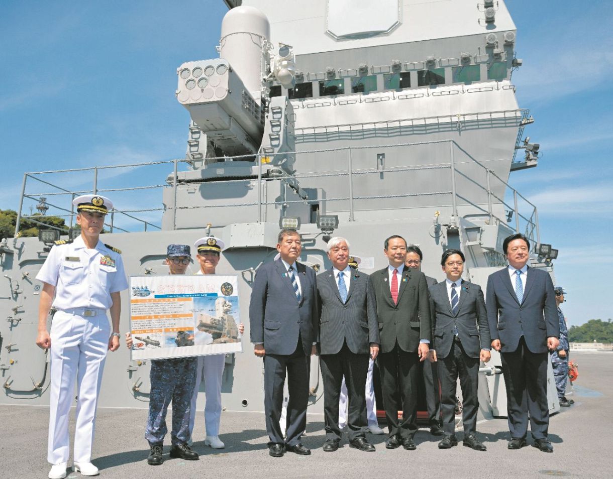 空母の役割を果たす自衛隊の護衛艦で米英の戦闘機が着艦演習…安保法