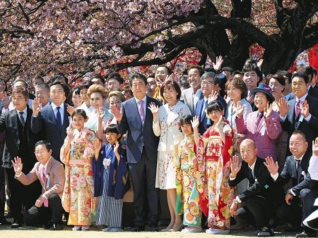 桜を見る会」に安倍首相の地元から８５０人 「税金で後援会活動して