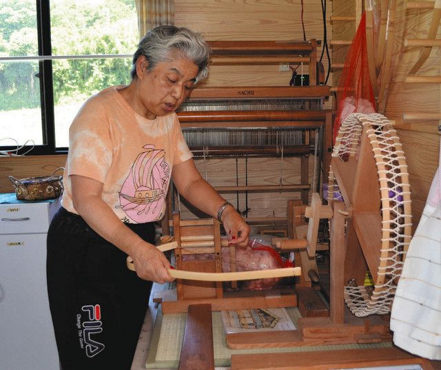 綿繰りの道具について説明する富田久美子さん＝いわき市で
