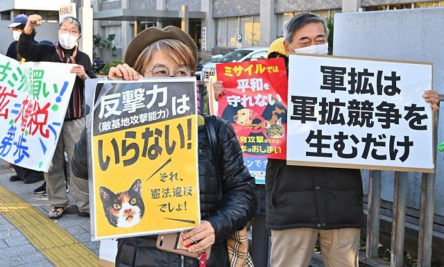 首相官邸前で開かれた集会で防衛費の増額に反対する人たち＝東京・永田町で