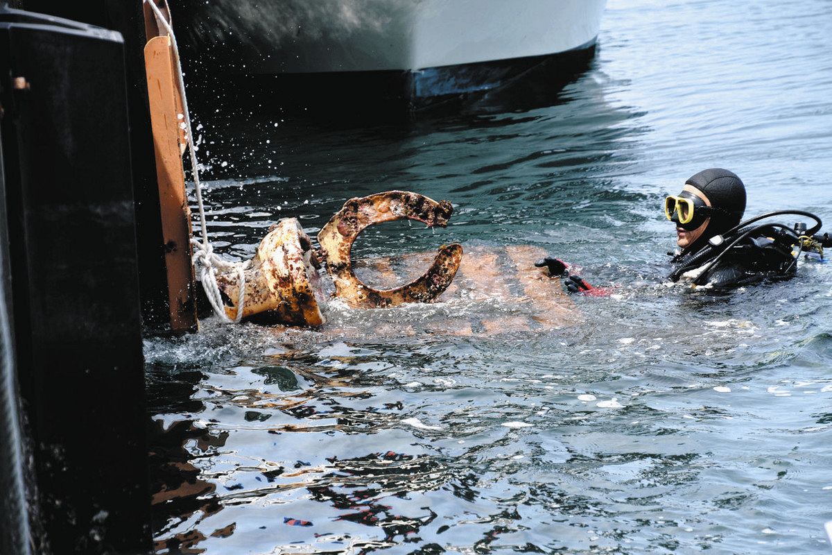 海に沈んでいた便座を引き揚げるダイバー＝いずれも沼津市馬込のマリーナで
