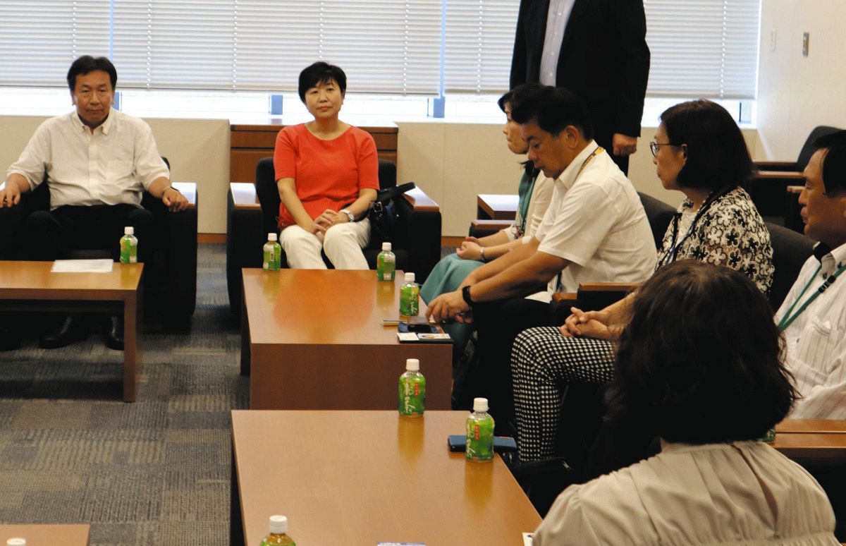 自治体議員らと意見交換する立憲民主党の枝野幸男前代表（奥左）＝25日、国会内で