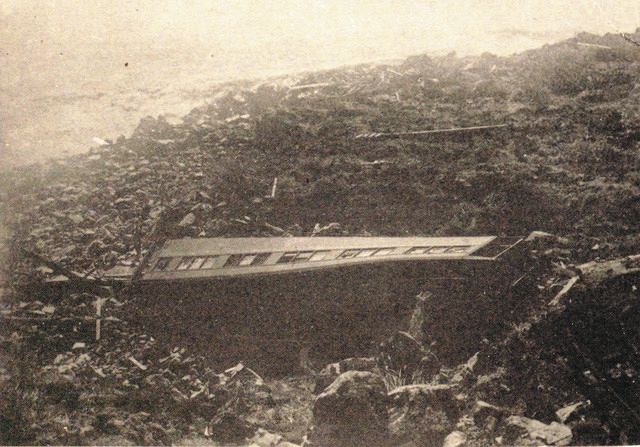 根府川駅に入ろうとした列車は駅もろとも土砂に押し流され海に沈んだ（1925年に神奈川県が発行した「大震災記念写真帖」より）