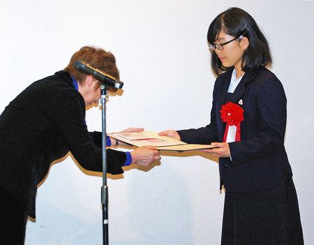 石井美智子代表理事（左）から賞状を受ける高校生の部・最優秀賞の早坂海咲さん＝高崎市の青雲塾会館で