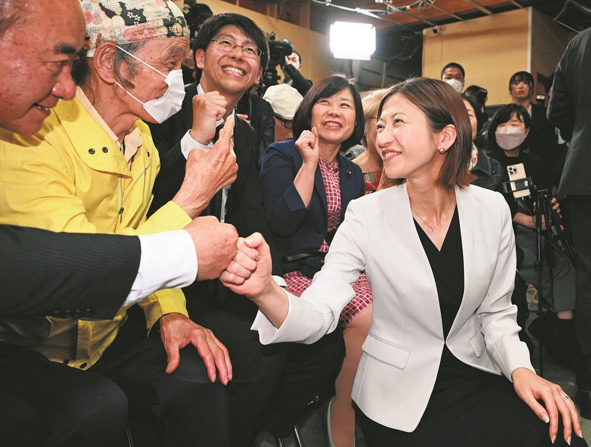衆院東京15区補選で初当選を確実にし、支援者とグータッチを交わす酒井菜摘さん（右）＝4月28日