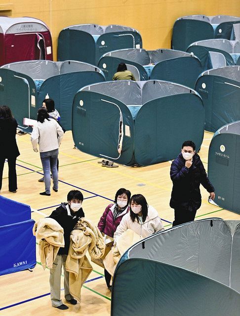 １３日に発生した最大震度６強の地震で、コロナ対策として間仕切りが設置された避難所。ＬＧＢＴへの対応も求められている＝福島県相馬市で