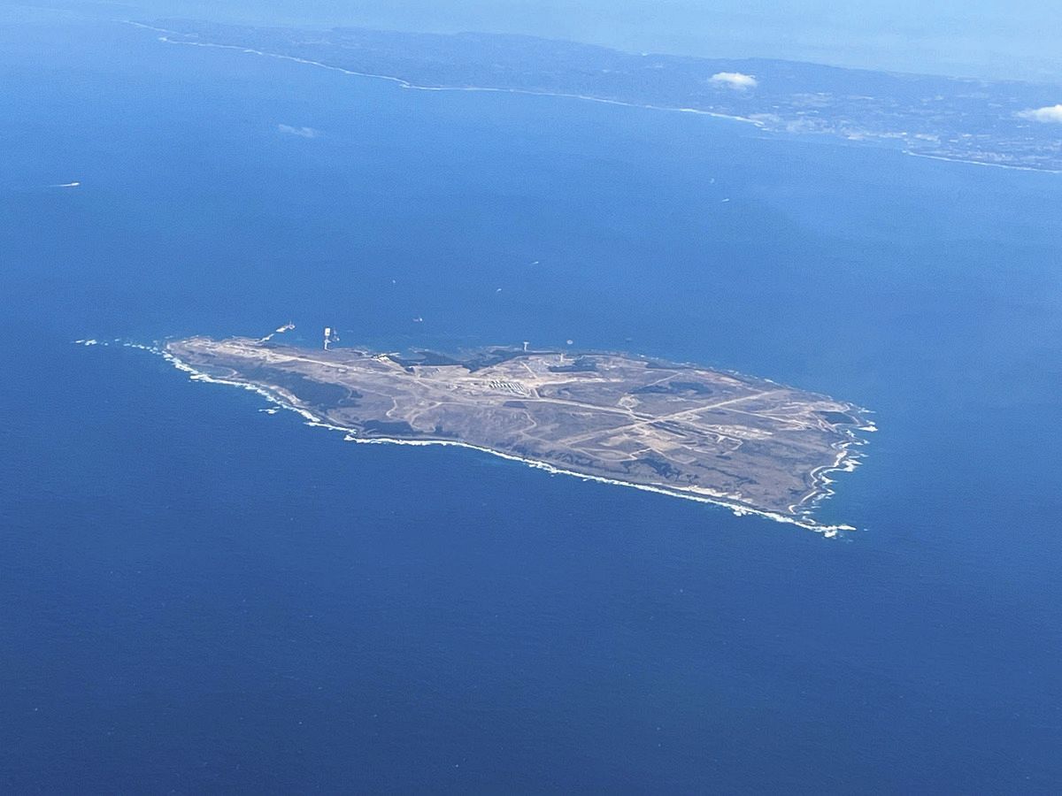 基地建設が進む馬毛島。奥は種子島＝鹿児島県上空で