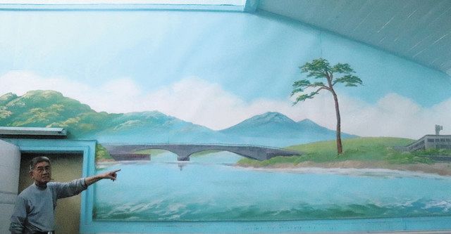 新たに完成した十代目の「奇跡の一本松」の壁画を紹介する長沼さん＝いずれも千葉市花見川区で