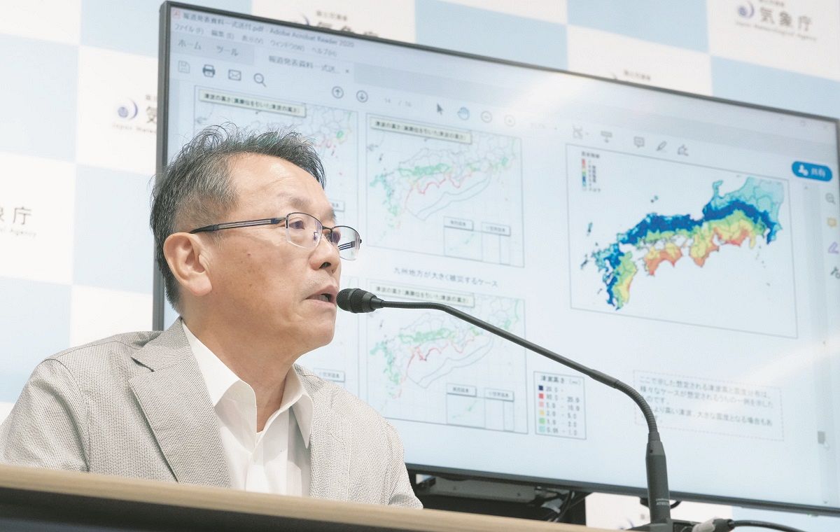 評価検討会を終え、記者会見する地震防災対策強化対策地域判定会の平田直会長＝8日、気象庁で（木戸佑撮影）