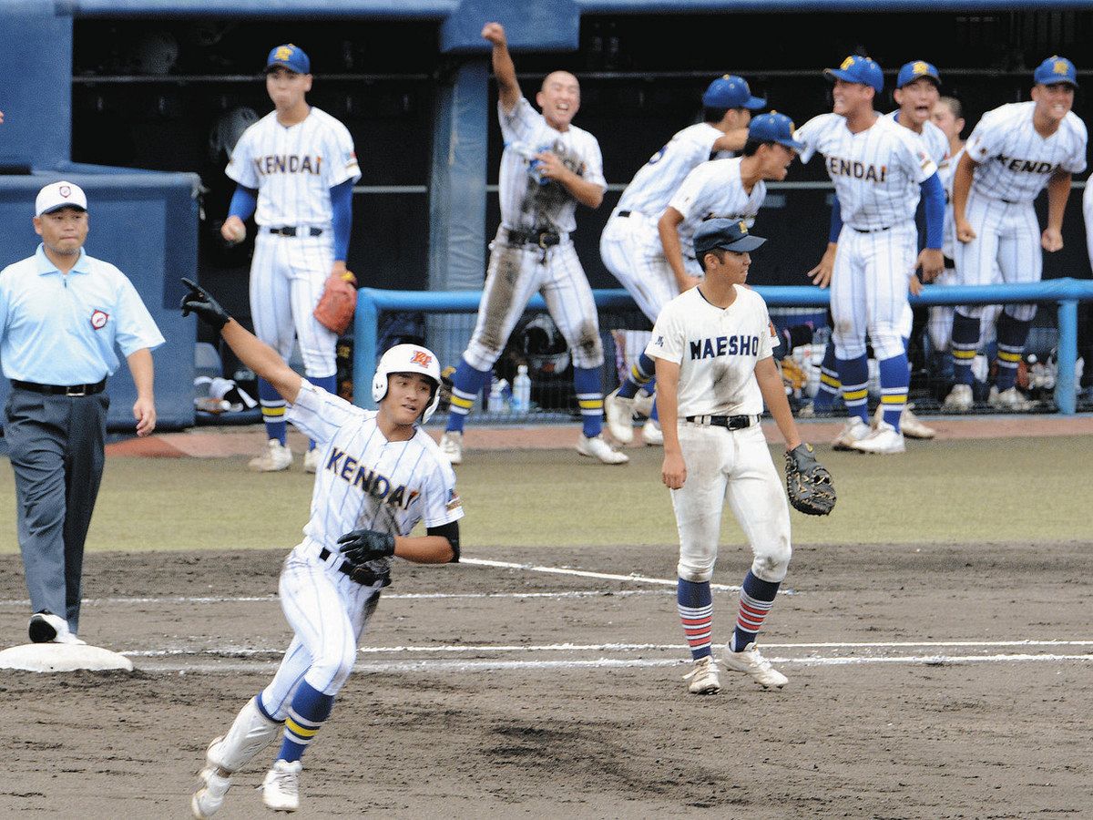 決勝の2点本塁打を放ち、ベースを一周する神崎翔斗選手＝前橋市の上毛新聞敷島球場で

